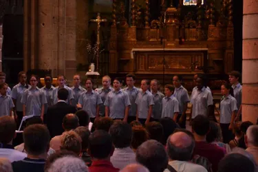 Les « Petits chanteurs de Saint-Marc » ont adouci les chœurs à la basilique Saint-Julien, hier soir