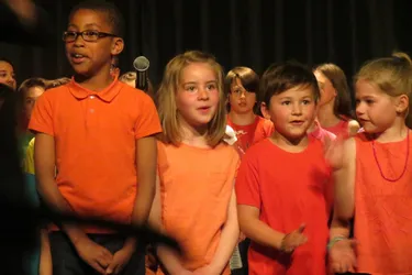 Sur la scène du centre culturel, les écoliers ont chanté toute la diversité du monde