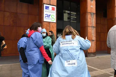 Les infirmiers anesthésistes d'Auvergne ont manifesté devant l'ARS pour revendiquer un statut