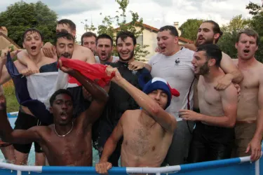 Ambiance de fête après la victoire des Bleus à Mérinchal (Creuse)