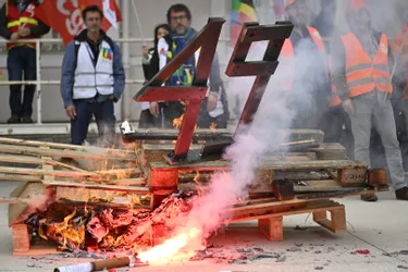 Nos premières images de la mobilisation contre la réforme des retraites à Aurillac : le 49.3 symboliquement brûlé