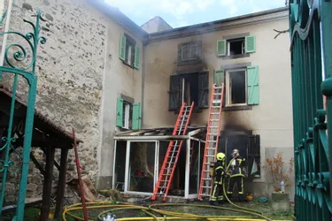 Une maison détruite par les flammes dans le bourg d'Autrac (Haute-Loire)