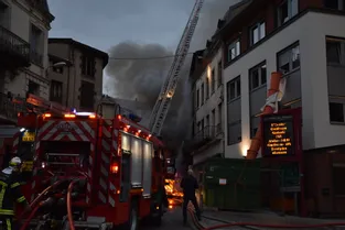 Spectaculaire incendie d'un immeuble inhabité à Thiers : trois personnes légèrement intoxiquées par les fumées