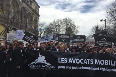 Les avocats du barreau de Clermont-Ferrand mobilisés à Paris contre la réforme judiciaire