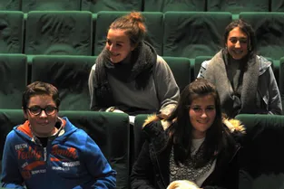 Les élèves de l’atelier théâtre du lycée Perrier surpris par la réinvention des classiques