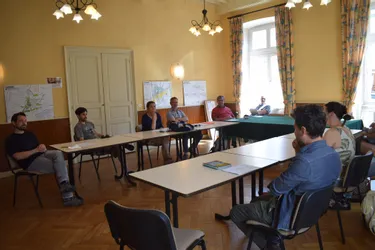 Réunis pour concrétiser le projet de l’habitat participatif à Sauxillanges (Puy-de-Dôme)