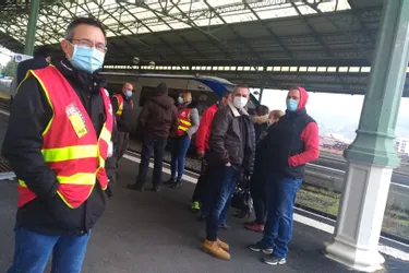 Des agents de gares et des contrôleurs SNCF en grève à Aurillac (Cantal) pour dénoncer le manque d'effectifs
