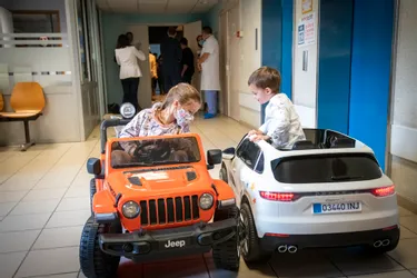 Deux voitures électriques offertes au service pédiatrique de l'hôpital de Tulle (Corrèze)