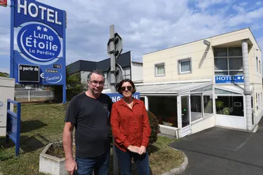 A la tête d'un hôtel de 45 chambres, le couple de Clermontois maintient son activité malgré le confinement