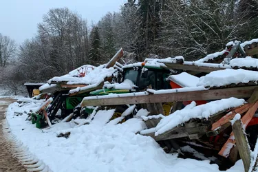 Saint-Angel (Corrèze) : le toit d'un hangar s'effondre sous le poids de la neige