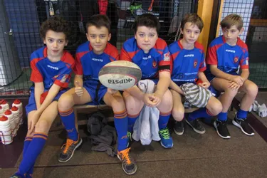 Vingt-cinq jeunes rugbymen en salle