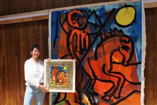 Danielle Vochims présente une tapisserie et des peintures