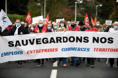 Près de 150 personnes réunies pour la marche organisée par les salariés d'Aubert & Duval pour sauvegarder les emplois aux Ancizes (Puy-de-Dôme)