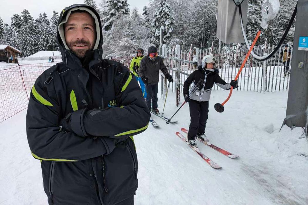 Dans cette petite station du Puy-de-Dôme, on peut skier pour 15 euros la journée