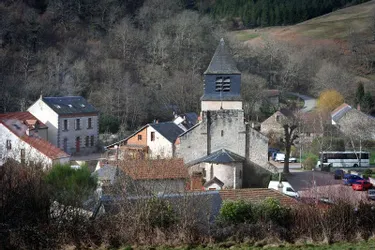 Porte de la Montagne bourbonnaise, juste à la sortie de la ville, la commune affirme son caractère