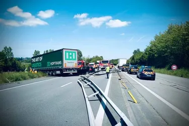 L'impressionnant accident de poids-lourd sur l'A20 à hauteur de Salon-la-Tour (Corrèze) filmé par un routier