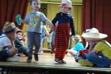Les enfants montent sur scène