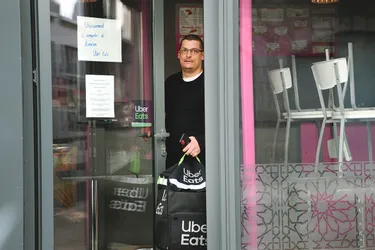 Chute des commandes et craintes pour leur santé : les coursiers Uber Eats d'Aurillac (Cantal) livrés à eux-mêmes