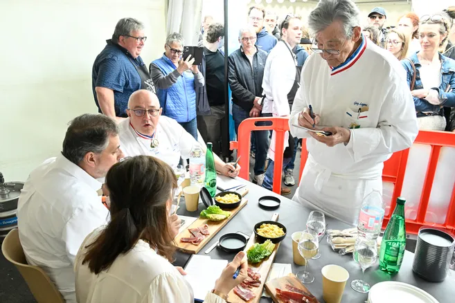 "L'énorme succès" du premier mondial de la truffade dans le Puy-de-Dôme - La Montagne