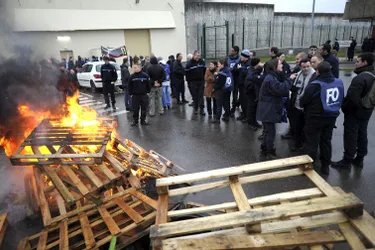 Les surveillants de la centrale de Moulins manifestent après une violente bagarre