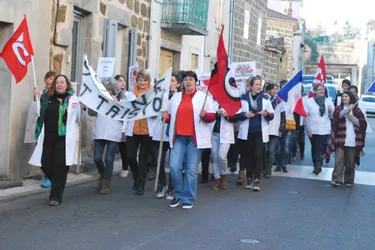 Des agents de l'hôpital de Langeac (Haute-Loire) manifestent sur le marché