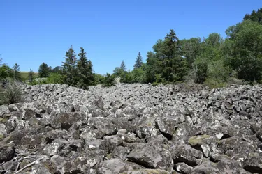 La roche de Landeyrat, le chaos caché du Cantal