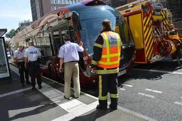 Une jeune fille se retrouve coincée entre le quai et un bus à Clermont-Ferrand