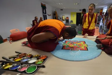 Six moines bouddhistes sont à Brioude jusqu’à samedi pour la création du traditionnel mandala