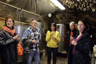 L’œnologue Nathalie Auguenot est venue « goûter » les dernières productions des vignes d’Auzat