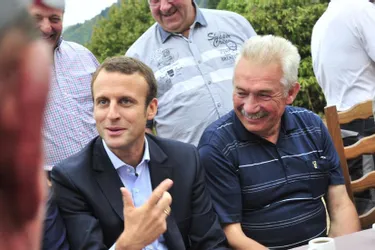 Emmanuel Macron, leader d’En marche ! a visité dans une exploitation agricole à Laroquevieille