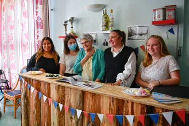 Deux élèves infirmières inspirées par une résidente pour créer un café à la maison de retraite de Cosne-d'Allier