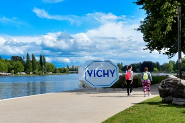 La pastille Vichy géante a pris place sur la rive gauche de l’Allier