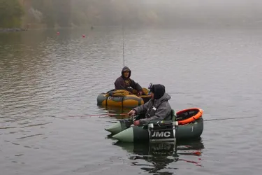 Dix-neuf concurrents au concours de pêche des carnassiers en float-tube