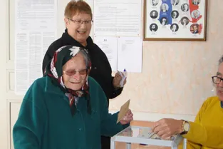 Georgette Laurenson, 105 ans, électrice modèle depuis 1945 à Mautes (Creuse)