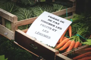 Pendant le confinement, le marché couvert de Saint-Eloy-les-Mines (Puy-de-Dôme) reste ouvert