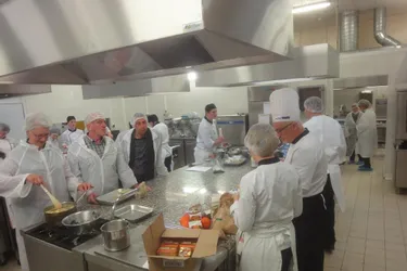 Élèves et comités à l’œuvre dans les cuisines du lycée Larbaud