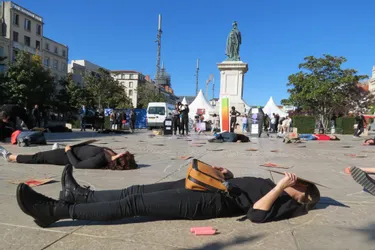Un die-in en centre-ville de Clermont-Ferrand pour dénoncer les féminicides