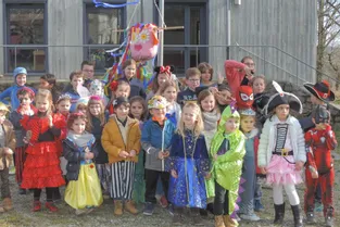 Les écoliers ont célébré carnaval