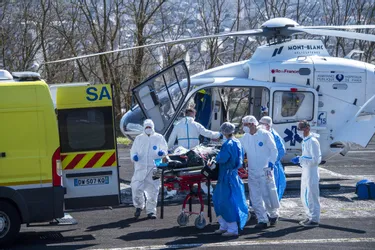 "Merci de nous accueillir" : un hélicoptère du Samu d'Île-de-France transfère un patient Covid à Brive