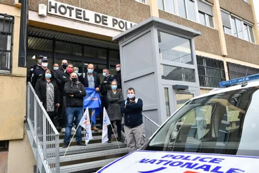 Montluçon : une quinzaine de policiers rassemblés en soutien au commissariat de Champigny-sur-Marne