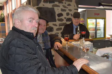 À Saint-Flour, les clients des bars du centre-ville ont aussi leur avis sur les sujets de philo