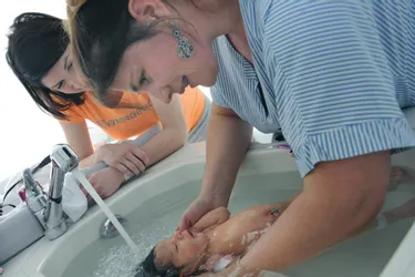 La maternité d’Aurillac propose un nouveau bain aux nourrissons, en douceur et en musique