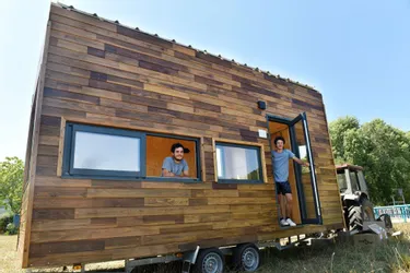 Deux étudiants ont construit une "tiny house" à Monceaux-sur-Dordogne (Corrèze)