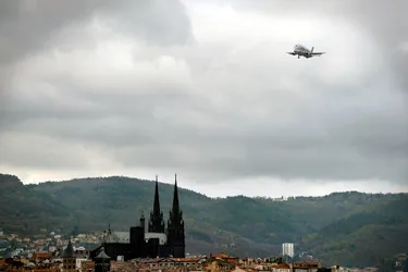 Pourquoi y a-t-il de si gros avions dans le ciel de Clermont-Ferrand ?
