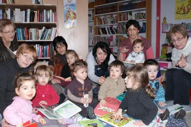 Les enfants découvrent les joies de la lecture avec leurs nounous