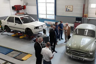 Le lycée Albert-Einstein à Montluçon (Allier) va lancer à la rentrée une formation de restauration de véhicules anciens