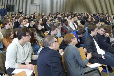 Une sociologue donne une conférence au lycée Albert-Londres