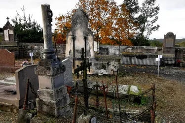 A Paulhaguet, les tombes anciennes, du XIXe siècle, rivalisent de grandeur et d'ornements