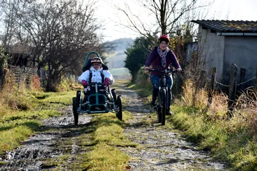 Avec un fauteuil roulant électrique tout terrain, ils veulent démocratiser la rando au départ de Perrier (Puy-de-Dôme)