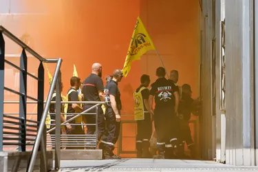 Manifestation sous tension des sapeurs-pompiers au Conseil départemental du Puy-de-Dôme